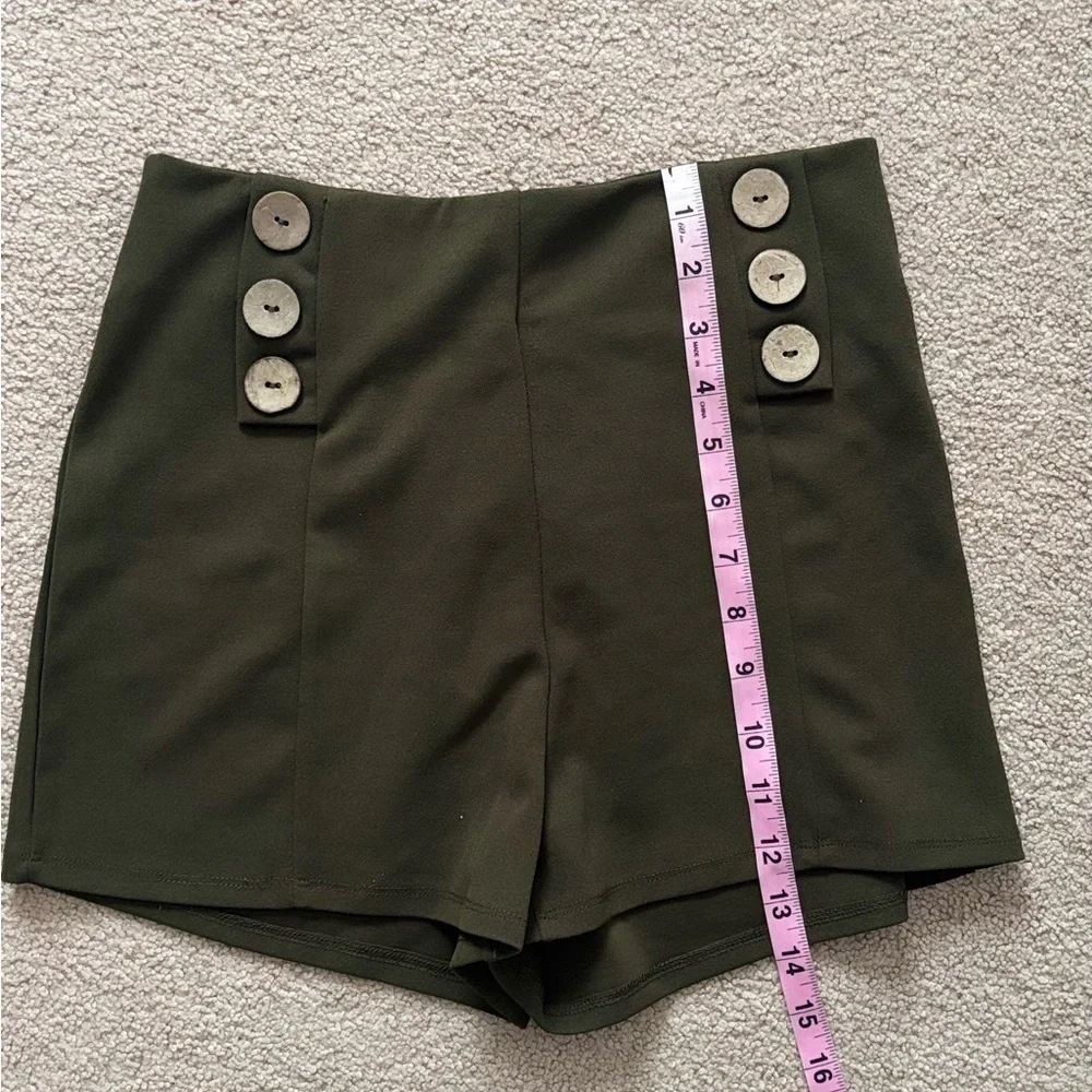 Haute Monde High waisted shorts Size Small Olive Green.